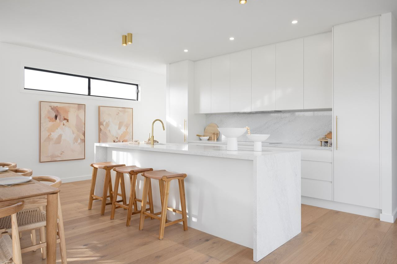 The Best Cabinet Handles for Coastal Hamptons Kitchens